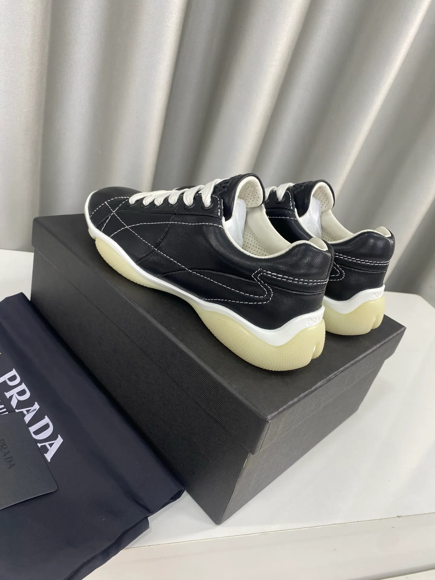 👟👟Ex-factory price 520👟👟 Prada 25ss spring and summer new moral training shoes casual shoes! Seikoly manufactured, even stitching, leather texture visible, multi-color stitching, fashionable and generous, soft, comfortable and breathable, decorated with PRADA letter logo on the outside It comes with a fabric lining, silver-plated logo cowhide foot pads, and P's exclusive rubber outsole. The details are meticulously crafted, making it a versatile item for travel! ▪Upper: Made of original imported cowhide ▪Inner foot pads: sheepskin ▪Sole: Original customized rubber outsole ▪Size: 35-40 (40 orders are not returnable)